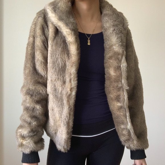 H&M | FAUX FUR COAT - Picture 2 of 10